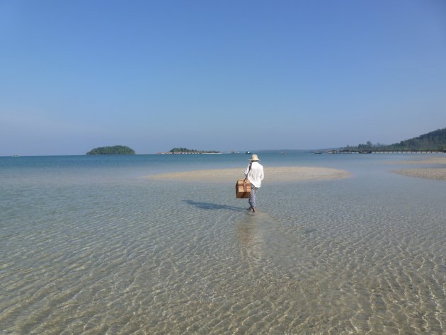 Zicht op Song Saa private island resort vanaf Koh Rong island