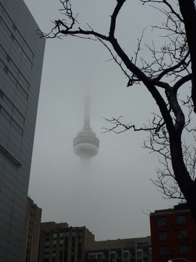 Toronto tower in de mist