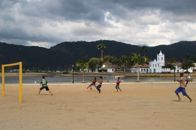 Voetballers op het strand van Paraty