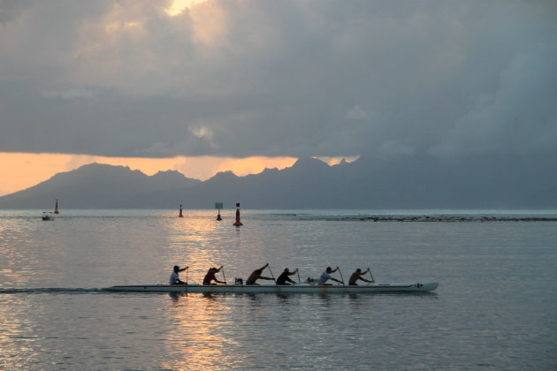 Tahiti zonsondergang roeien