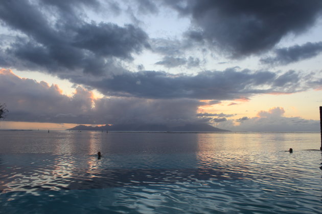 Tahiti waar eindigt de zwembad en begint de zee bij zonsondergang