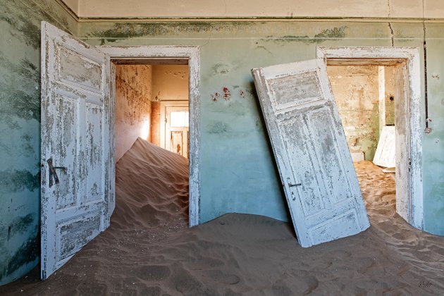 Mooie lichtinval in verlaten huisje in oud diamantmijn stadje Kolmanskop