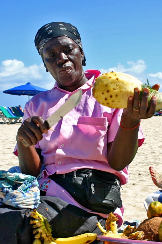 Fruitverkoopster op strand Cabarete