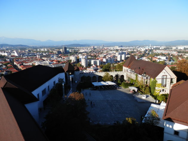 Ljubljana Kasteel vanaf uitkijktoren, met uitzicht over de stad 