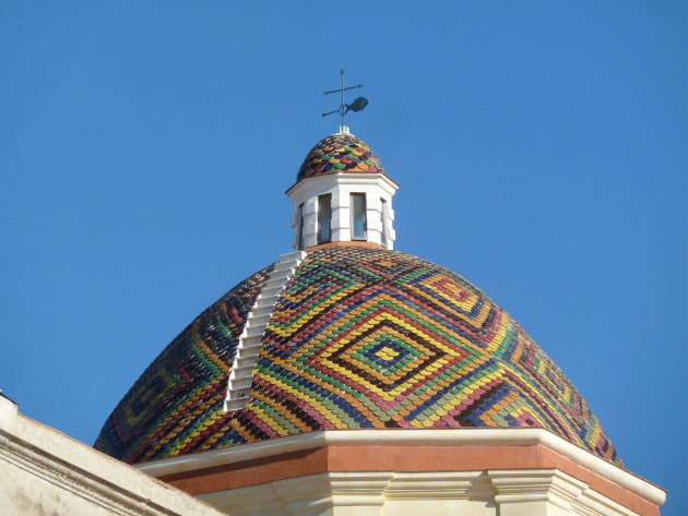 Prachtig mozaiek tegen een strakblauwe lucht in Alghero, Sardinie