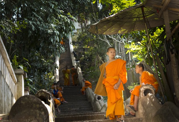 Monnikken op de trap van de heuvel phousi te Luang Prabang.