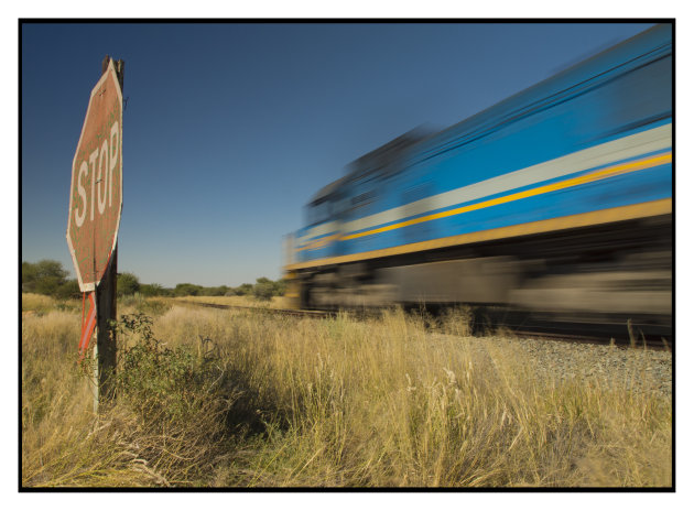 Spoorwegovergang in Namibie.