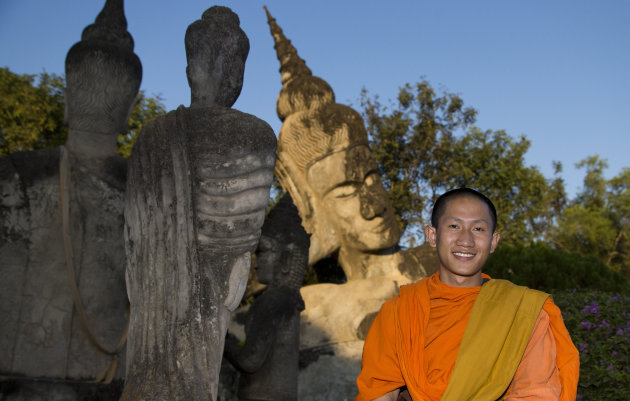 Monnik voor liggende Boeddha