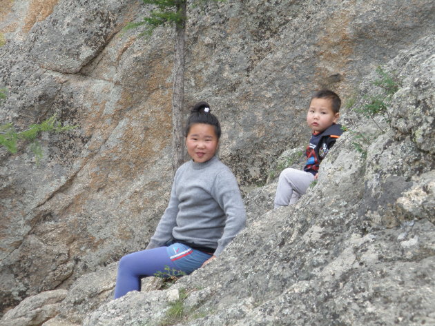 nieuwsgierige kids in Mongolie