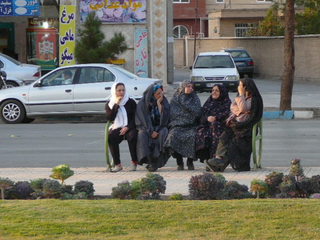 Iraanse vrouwen keuvelend op een bankje