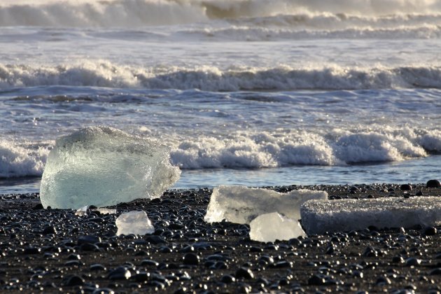 ijsschotsen op het strand