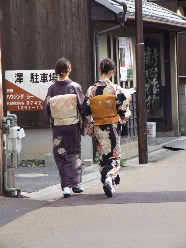 Twee traditioneel gekleede dames.