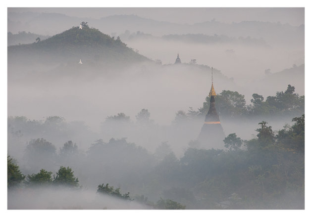 Pagodas in de mist