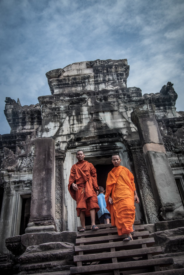 Buddhistische monniken verlaten Angkor Wat