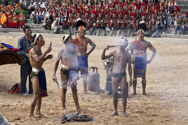 demonstratie fire eatingdoor de Konyaks tijdens het Hornbill Festival