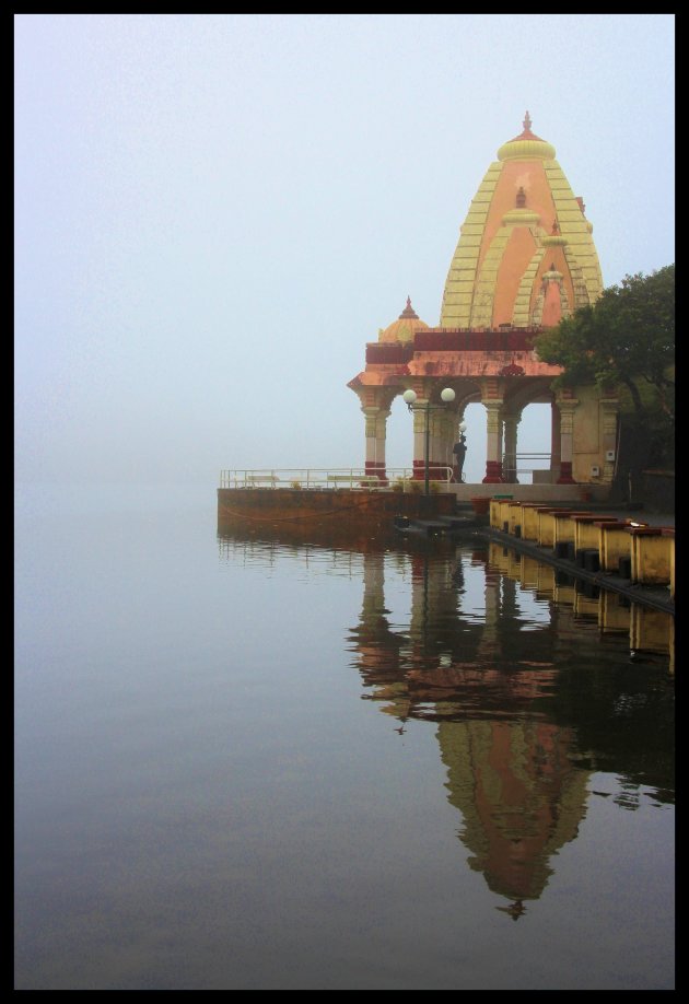 tempel in de mist