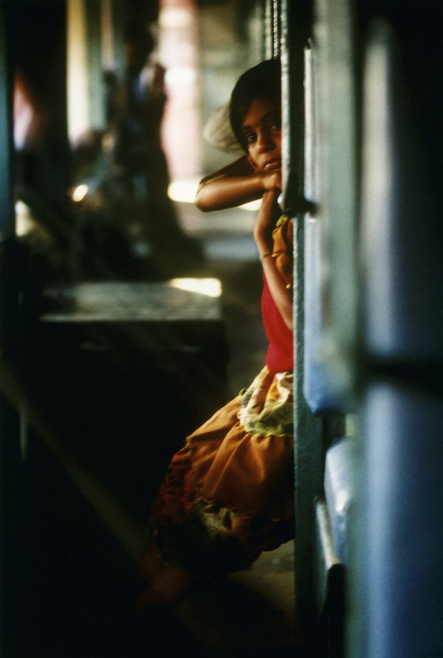 Meisje in de trein naar Varanasi