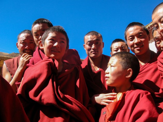 Groep nieuwsgierige monniken