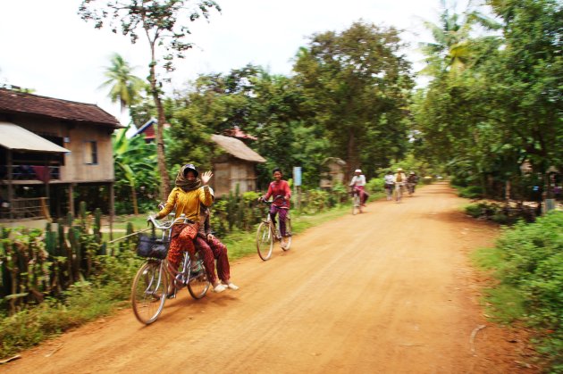 Cambodjaanse vrouwen op de fiets