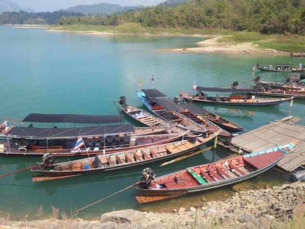 Longtail bootjes aan de rand van khao sok national park