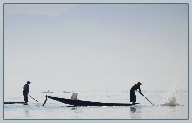 Intha vissers aan het werk