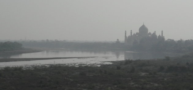 Taj Mahal in ochtendnevel