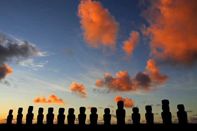 Moai's bij zonsopkomst
