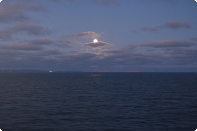 volle maan op zee