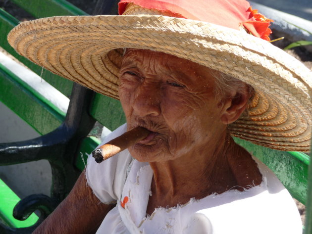 Cubaanse vrouw met sigaar