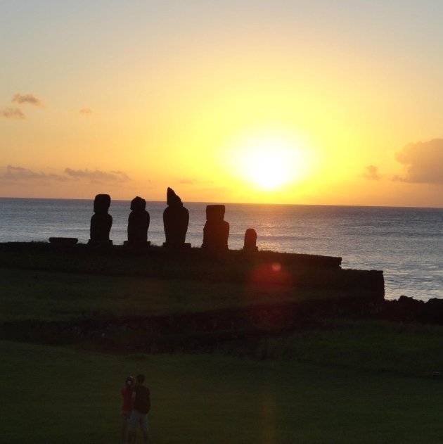 Moai beelden op het strand
