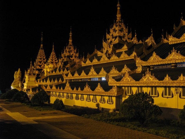 Shwedagon pagoda bij nacht