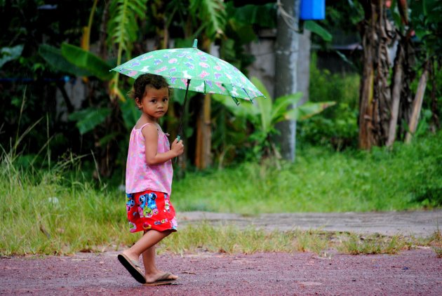 Klein meisje in de regen