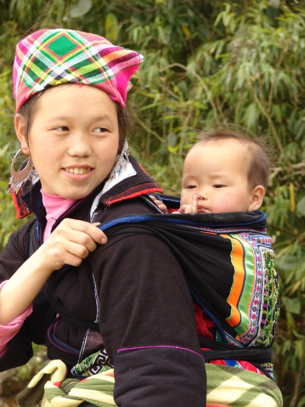 Zwarte Hmong vrouw met kind
