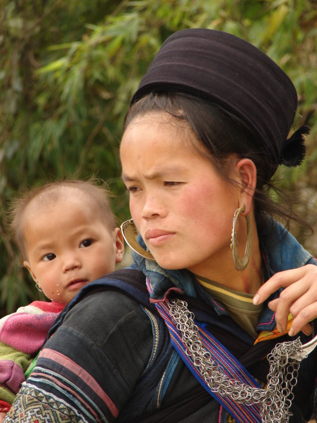 Zwarte Hmong vrouw met kind
