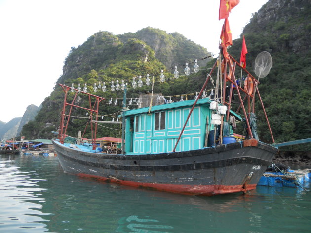 Kleurrijk vissersdorp in Halong Bay