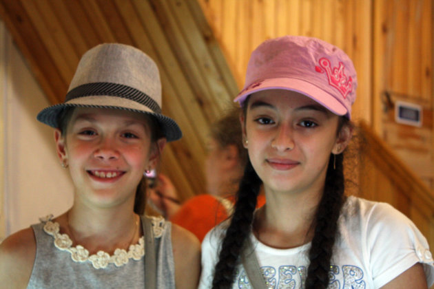Schoolmeisjes in het emaillemuseum van Rostov Veliki