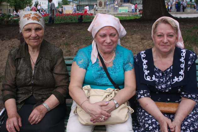 Vrouwen bij het klooster van Sergiev Posad
