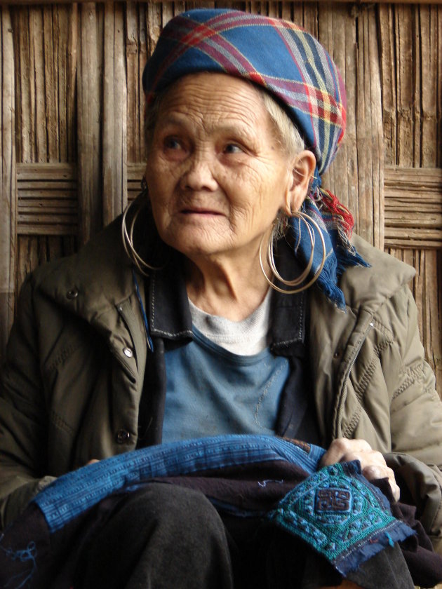 Oude Hmong vrouw