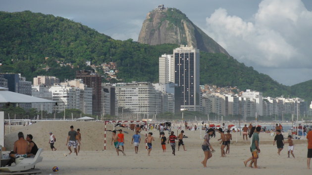 Het strand van Copacabana in Rio de Janeiro. Op de achtergrond is de sugarloaf berg te zien
