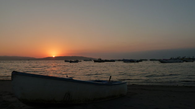 Strand en zonsondergang in Paracas Peru