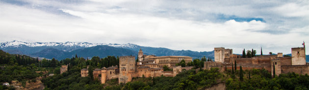 Alhambra in Granada met de de Sierra Nevada