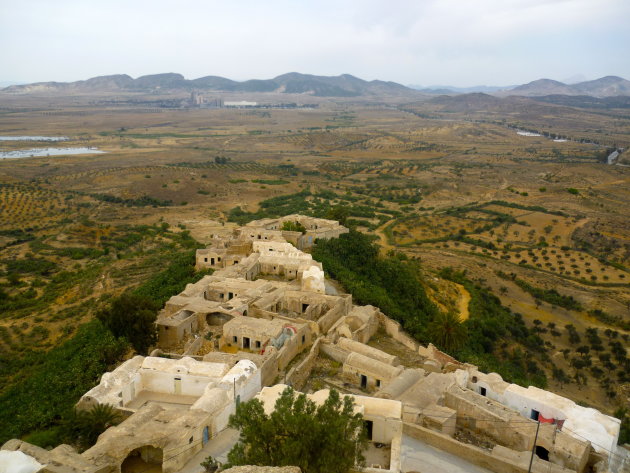Uitzicht op het primitieve berberdorp en het Atlasgebergte in Tunesië 
