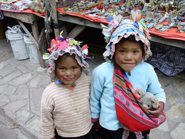 Meisjes op de markt in Pisac