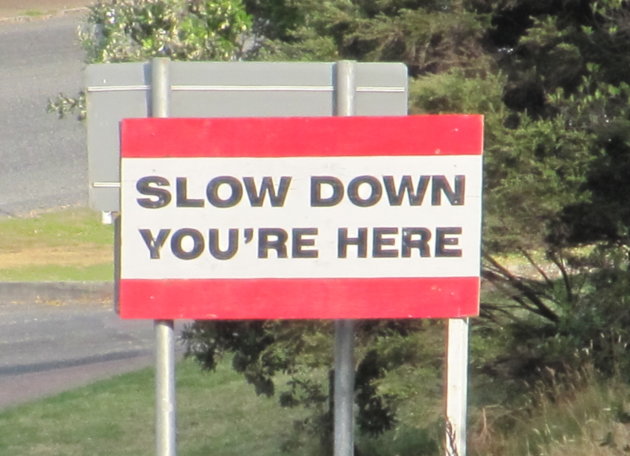 VERKEERSBORD 'Slow down, you're here' op Waiheke Island