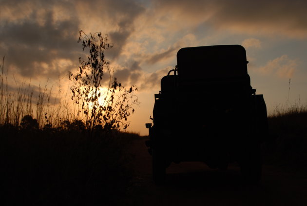 Zonsondergang achter de jeep