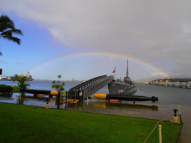 Een prachtige regenboog over het zeer indrukwekkende Pearl Harbor