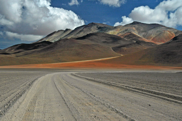 Ongeplaveide weg door de veelkleurige Andes.