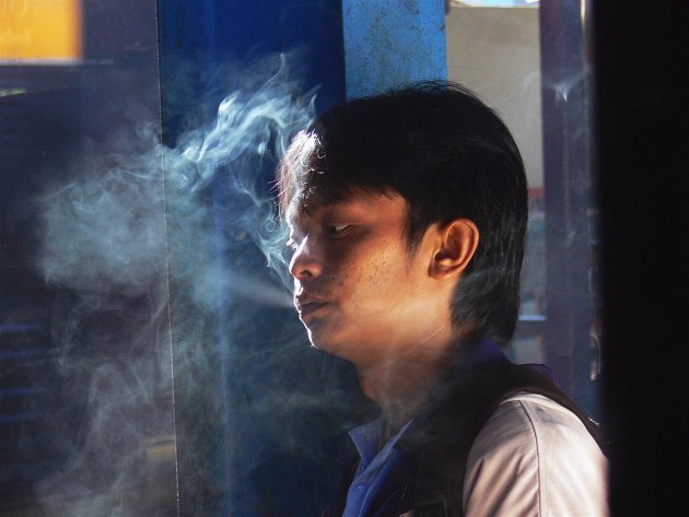 Indonesische jongeman, rust in hectiek