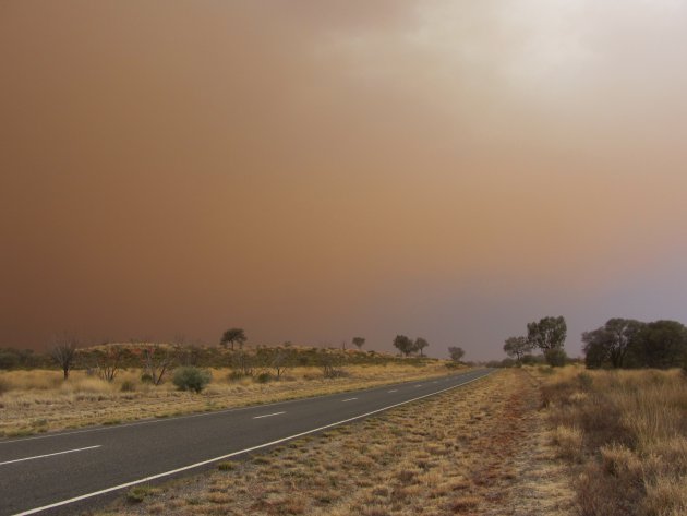 Stof storm op weg van Kings Canyon naar Uluru