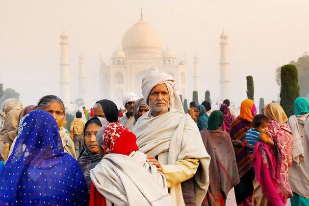 Kleurrijke bezoekers van de Taj Mahal